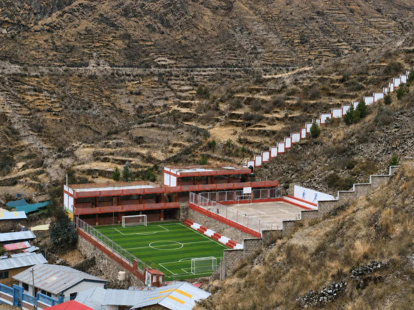 Proyección panorámica referencial de una cancha de grass sintético en la IES Técnico Agro Industrial Ketapalo